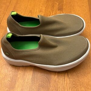 Oofos shoes tan Women’s 7.5 omg recovery slip-on